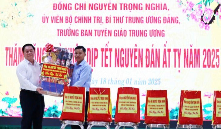 Trưởng Ban tuyên giáo Trung ương, thăm và chúc tết người dân 2 tỉnh Long An, Tiền Giang